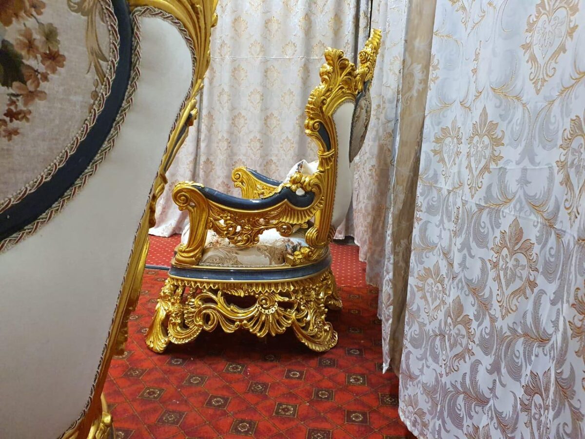 Antique Regal Lounge salon
